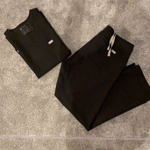 Women’s FIGS scrub set color black